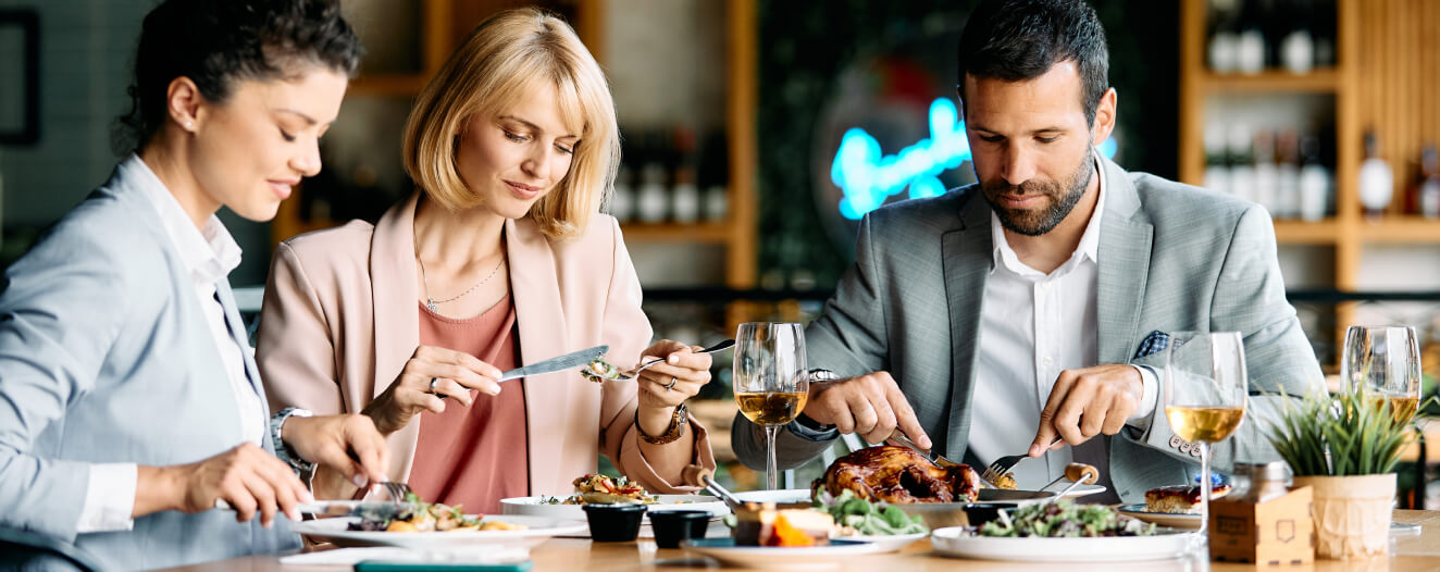 3 personen een een luxe zakelijk diner