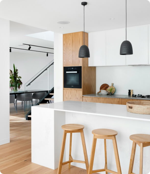 Moderne lichte keuken met uitzicht op de woonkamer
